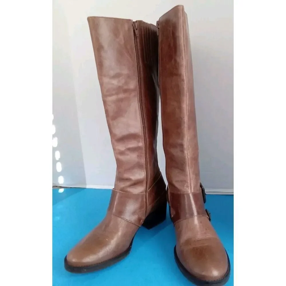 Classic Brown Leather Knee-High Riding Boots with Buckle Detail‎
